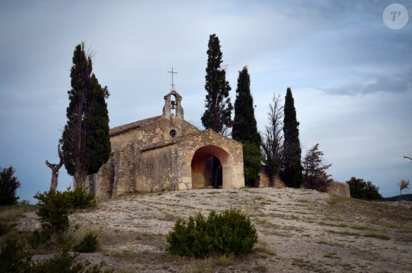 Dans le village d'Eygalières plus précisément.
La chapelle Sainte-Sixte à Eygalières.