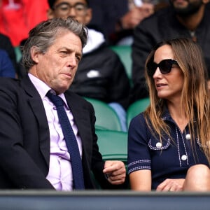 Hugh Grant et sa femme Anna Eberstein au tournoi de Wimbledon au All England Lawn Tennis and Croquet Club à Londres, le 7 juillet 2021.