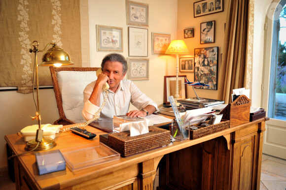Au meme endroit donc que Michel Drucker.
Exclusif - Michel Drucker dans sa maison à Eygalières en Provence © Guillaume Gaffiot/Bestimage