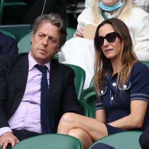 Hugh Grant et sa femme Anna Eberstein assistent à un match de Wimbledon, au All England Lawn Tennis and Croquet Club, à Londres.