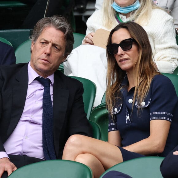 Hugh Grant et sa femme Anna Eberstein assistent à un match de Wimbledon, au All England Lawn Tennis and Croquet Club, à Londres.