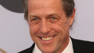 Hugh Grant "fou de cet endroit" : cette maison qu'il a en Provence dans un micro village, Michel Drucker est son voisin !