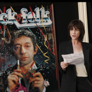 Depuis des années, Charlotte Gainsbourg travaille d'arrache-pied pour transformer l'hôtel particuliers de son père en musée.
Charlotte Gainsbourg lors de l'inauguration de la Maison Gainsbourg, rue de Verneuil à Paris. © Alain Guizard / Bestimage