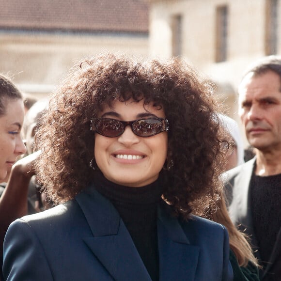 Camélia Jordana - Arrivées au défilé Givenchy prêt à porter femme Printemps/Été 2024 lors de la Fashion Week de Paris (PFW), à l'Ecole Militaire, Place de Fontenoy, à Paris, France, le 28 septembre 2023. © Christophe Clovis/Bestimage 