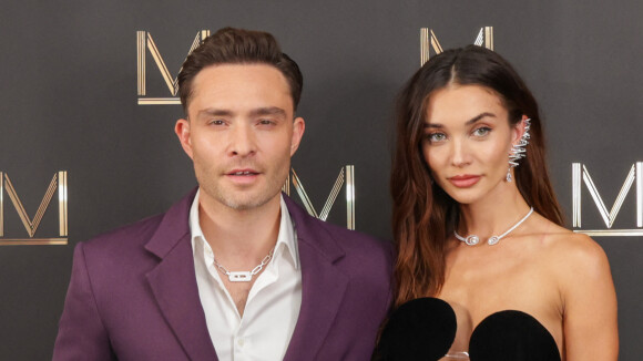 ON Y ÉTAIT - Défilé Messika : Ed Westwick in love, Kelly Rowland, Cher et la bombe Ester Exposito couvertes de bijoux