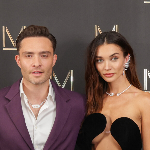 Depuis 2005, la maison Messika, créée par Valérie Messika, émerveille de sa joaillerie toujours plus raffinée et Ed Westwick ne s'est pas fait prier pour se rendre au défilé.
Ed Westwick, Amy Jackson - Photocall du défilé Messika Haute Joaillerie 2023 au Pavillon Cambon à Paris. © Jack Tribeca / Tiziano Da Silva / Bestimage