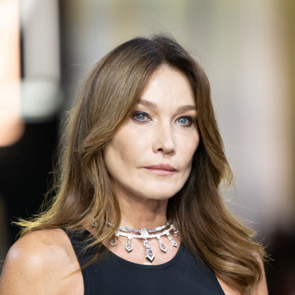 Kelly Rowland, Cher, Ester Exposito, elles ont toutes fait crépiter les flashs des photographes. Toutes ont pu découvrir la sublime Carla Bruni défiler sur le catwalk.
Carla Bruni - Défilé Messika Haute Joaillerie 2023 au Pavillon Cambon à Paris le 28 septembre 2023. Agence / Bestimage