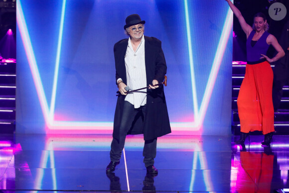 Exclusif - Patrick Hernandez chante son tube "Born to be alive" - Enregistrement de l'émission "M6 sur son 31", présentée par E.Gossuin et diffusée le 31 décembre sur M6 © Christophe Clovis / Bestimage À l'occasion du passage à la nouvelle année, M6 se met sur son 31 et met le feu au Dôme de Paris en conviant les plus grandes stars de la musique dans un grand show musical festif. Au programme, 3 heures de fête pour rendre inoubliable cette dernière soirée de l'année avec de nombreuses prestations live spécialement imaginées pour vous faire danser toute la soirée ! Un show 100% tubes pour faire la fête dans une ambiance de folie ! 