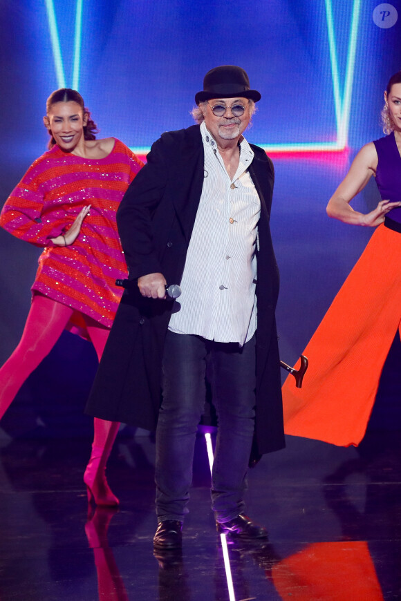 Exclusif - Patrick Hernandez chante son tube "Born to be alive" - Enregistrement de l'émission "M6 sur son 31", présentée par E.Gossuin et diffusée le 31 décembre sur M6 © Christophe Clovis / Bestimage À l'occasion du passage à la nouvelle année, M6 se met sur son 31 et met le feu au Dôme de Paris en conviant les plus grandes stars de la musique dans un grand show musical festif. Au programme, 3 heures de fête pour rendre inoubliable cette dernière soirée de l'année avec de nombreuses prestations live spécialement imaginées pour vous faire danser toute la soirée ! Un show 100% tubes pour faire la fête dans une ambiance de folie !