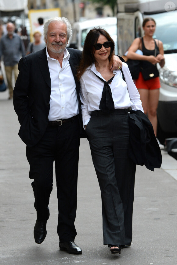 Pierre Arditi et Evelyne Bouix - Mariage de Claude Lelouch à la mairie du 18ème à Paris. Le 17 juin 2023