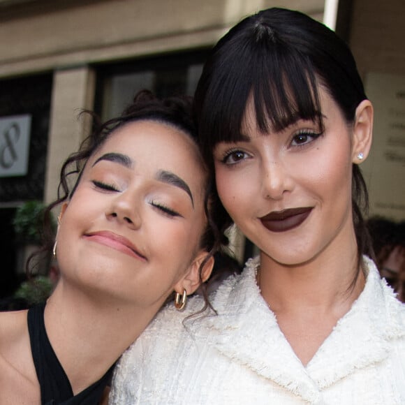 Lena Mahfouf et Nabilla Benattia étaient les stars du tapis rouge parisien
Lena Mahfouf et Nabilla Benattia au défilé Giambattista Valli.