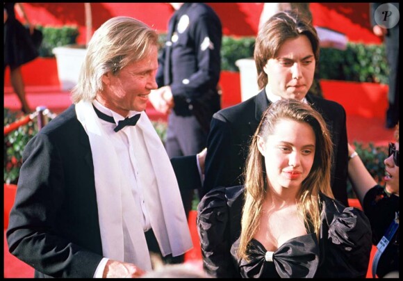 Jon Voight, son fils James et Angelina sur le tapis rouge des Oscars, en 1988 !
