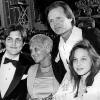 Jon Voight entouré de sa mère, son fils James et sa fille Angelina, aux Oscars, le 24 mars 1986 !