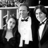 Jon Voight entouré de sa mère, son fils James et sa fille Angelina, aux Oscars, le 24 mars 1986 !