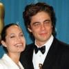 Angelina Jolie à la cérémonie des Oscars remet le prix du meilleur second rôle à Benicio del Toro, le 25 mars 2001 !