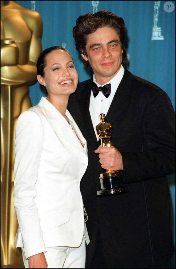 Angelina Jolie à la cérémonie des Oscars remet le prix du meilleur second rôle à Benicio del Toro, le 25 mars 2001 !