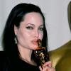 Angelina Jolie reçoit l'Oscar de la meilleure actrice pour Une vie volée, le 27 mars 2000 !