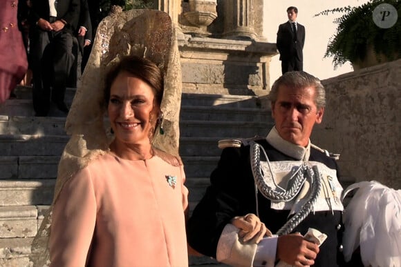 Pilar Benitez et le père de la mariée Catalina Vereterra quittent le mariage de Javier Prado Benítez et Catalina Vereterra Gastearen le 30 septembre 2023, à la Medina Sidonia à Cadix, Espagne
