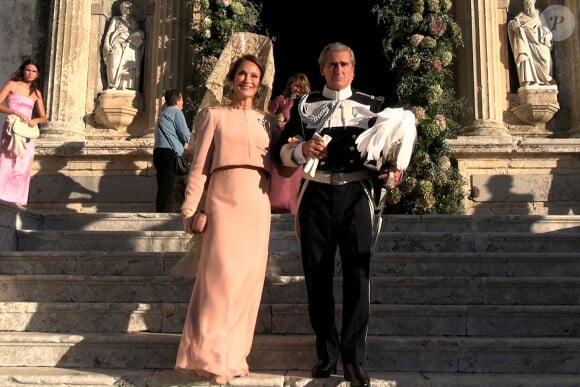 Pilar Benitez et le père de la mariée Catalina Vereterra quittent le mariage de Javier Prado Benítez et Catalina Vereterra Gastearen le 30 septembre 2023, à la Medina Sidonia à Cadix, Espagne
