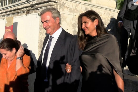Carlos Sainz et Reyes Vázquez de Castro Pilar quittent le mariage de Javier Prado Benítez et Catalina Vereterra Gastearen le 30 septembre 2023, à la Medina Sidonia à Cadix, Espagne