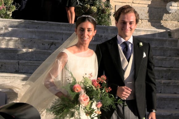 Catalina Vereterra Gastearen et Javier Prado Benitez à la sortie de l'église après être devenus mari et femme le 30 septembre 2023, à Medina Sidonia, Cadix, Espagne