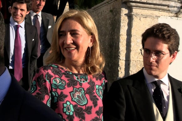 L'Infante Cristina de Bourbon et Grecia quittent le mariage de Javier Prado Benítez et Catalina Vereterra Gastearen le 30 septembre 2023, à la Medina Sidonia à Cadix, Espagne