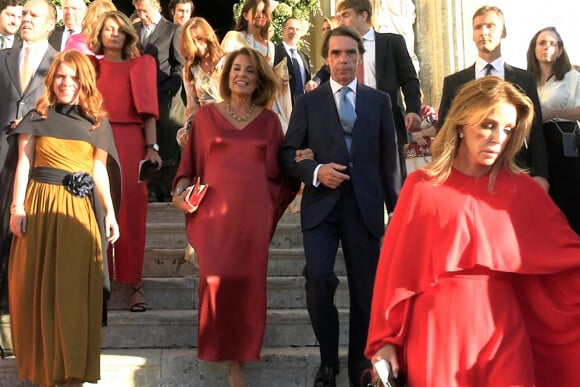 Ana Botella et José María Aznar quittent le mariage de Javier Prado Benítez et Catalina Vereterra Gastearen le 30 septembre 2023, à la Medina Sidonia à Cadix, Espagne