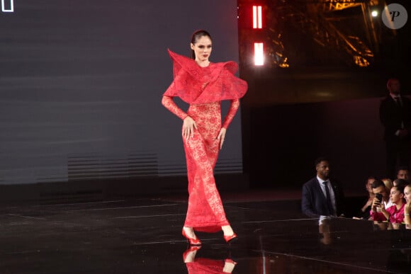 Coco Rocha - Défilé "Walk Your Worth" de L'Oréal lors de la Fashion Week sous la Tour Eiffel à Paris, le 1er octobre 2023. © Olivier Borde - Bertrand Rindorff/Bestimage