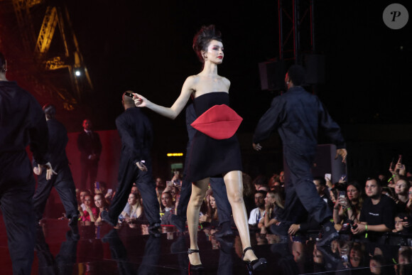 Luma Grothe - Défilé "Walk Your Worth" de L'Oréal lors de la Fashion Week sous la Tour Eiffel à Paris, le 1er octobre 2023. © Olivier Borde - Bertrand Rindorff/Bestimage
