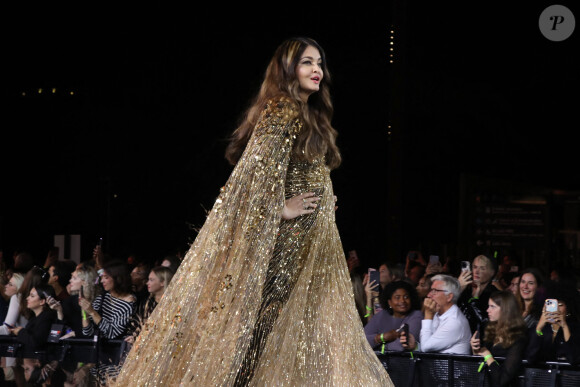 Aishwarya Rai - Défilé "Walk Your Worth" de L'Oréal lors de la Fashion Week sous la Tour Eiffel à Paris, le 1er octobre 2023. © Olivier Borde - Bertrand Rindorff/Bestimage