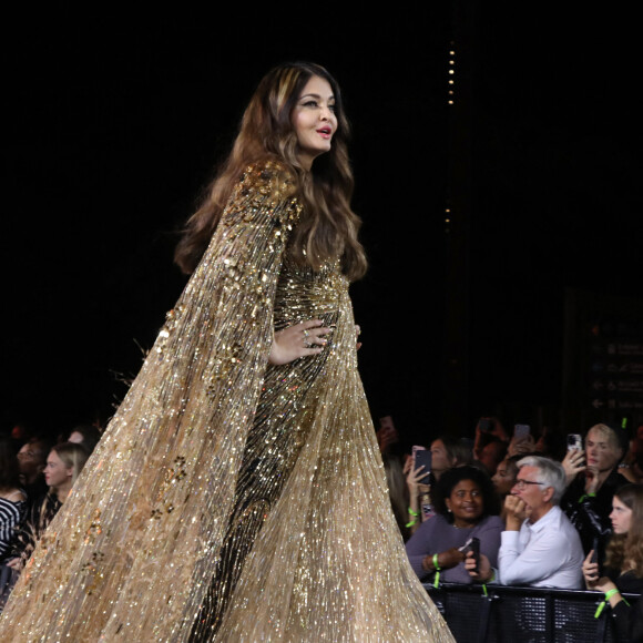 Aishwarya Rai - Défilé "Walk Your Worth" de L'Oréal lors de la Fashion Week sous la Tour Eiffel à Paris, le 1er octobre 2023. © Olivier Borde - Bertrand Rindorff/Bestimage