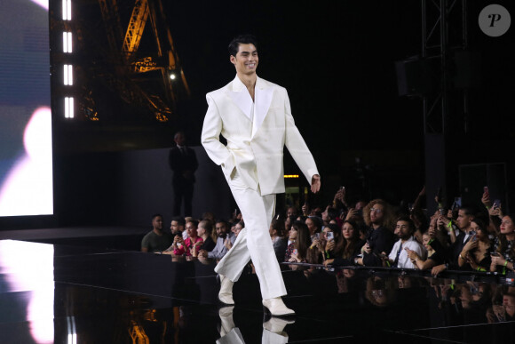 Jacob Rott - Défilé "Walk Your Worth" de L'Oréal lors de la Fashion Week sous la Tour Eiffel à Paris, le 1er octobre 2023. © Olivier Borde - Bertrand Rindorff/Bestimage