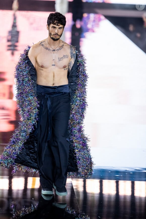 Baptiste Giabiconi - Défilé "Walk Your Worth" de L'Oréal lors de la Fashion Week sous la Tour Eiffel à Paris, le 1er octobre 2023. © Olivier Borde - Bertrand Rindorff/Bestimage