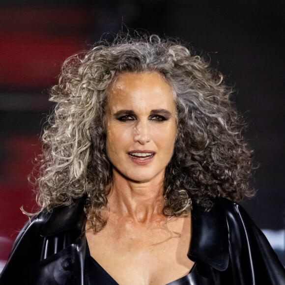 Andie MacDowell - Défilé "Walk Your Worth" de L'Oréal lors de la Fashion Week sous la Tour Eiffel à Paris, le 1er octobre 2023. © Olivier Borde - Bertrand Rindorff/Bestimage