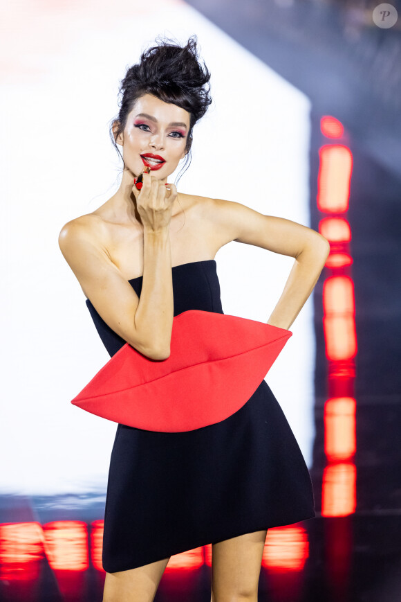 Luma Grothe - Défilé "Walk Your Worth" de L'Oréal lors de la Fashion Week sous la Tour Eiffel à Paris, le 1er octobre 2023. © Olivier Borde - Bertrand Rindorff/Bestimage