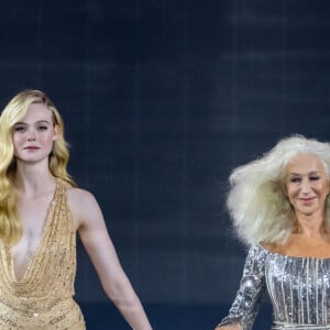 Elle Fanning et Helen Mirren - Défilé "Walk Your Worth" de L'Oréal lors de la Fashion Week sous la Tour Eiffel à Paris, le 1er octobre 2023. © Olivier Borde - Bertrand Rindorff/Bestimage