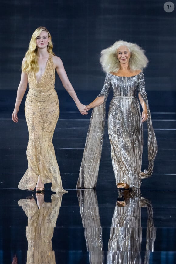 Elle Fanning et Helen Mirren - Défilé "Walk Your Worth" de L'Oréal lors de la Fashion Week sous la Tour Eiffel à Paris, le 1er octobre 2023. © Olivier Borde - Bertrand Rindorff/Bestimage