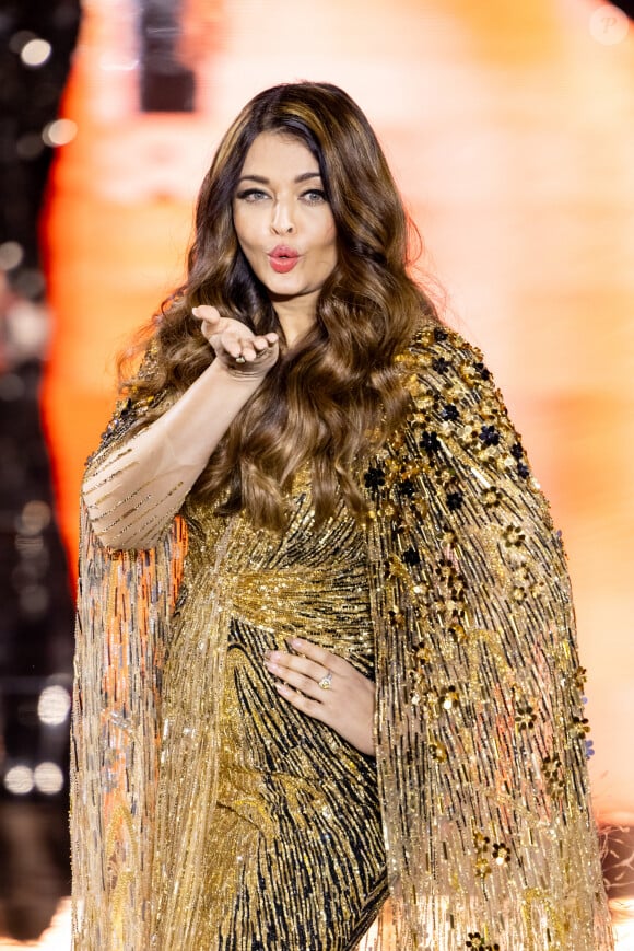 Aishwarya Rai - Défilé "Walk Your Worth" de L'Oréal lors de la Fashion Week sous la Tour Eiffel à Paris, le 1er octobre 2023. © Olivier Borde - Bertrand Rindorff/Bestimage