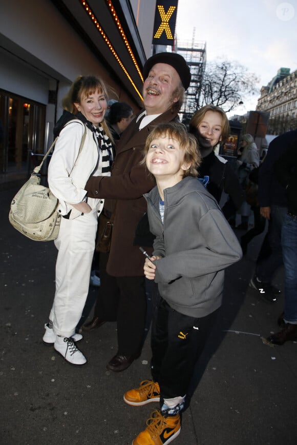 L'occasion de s'intéresser à l'actrice, notamment à ses fils Billy et Alfred.
Exclusif - Philippe Katerine, Julie Depardieu et leurs enfants - Arrivées à la première du film Astérix et Obélix "L'Empire du Milieu" au cinéma Le Grand Rex à Paris le 15 janvier 2023