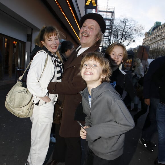 L'occasion de s'intéresser à l'actrice, notamment à ses fils Billy et Alfred.
Exclusif - Philippe Katerine, Julie Depardieu et leurs enfants - Arrivées à la première du film Astérix et Obélix "L'Empire du Milieu" au cinéma Le Grand Rex à Paris le 15 janvier 2023