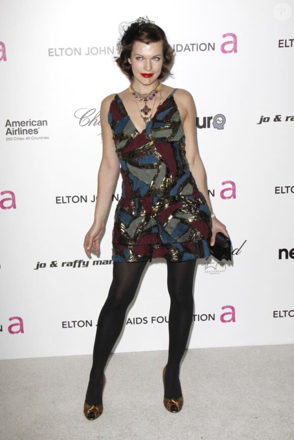 Milla Jovovich très rafinée lors du 18ème gala de la AIDS Foundation d'Elton John à l'occasion de la 82ème cérémonie des Oscars au Pacific Design Center à Los Angeles le 7 mars 2010