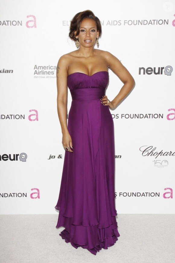 Mel B nous dévoile ses formes voluptueuses dans cette robe bustier violette lors du 18ème gala de la AIDS Foundation d'Elton John à l'occasion de la 82ème cérémonie des Oscars au Pacific Design Center à Los Angeles le 7 mars 2010