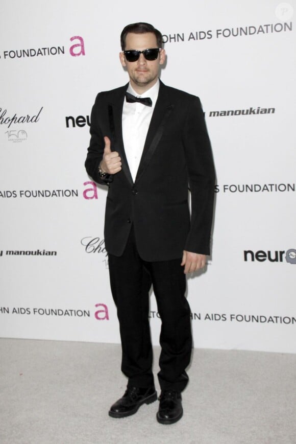 Joel Madden très élégant dans son costume noir lors du 18ème gala de la AIDS Foundation d'Elton John à l'occasion de la 82ème cérémonie des Oscars au Pacific Design Center à Los Angeles le 7 mars 2010