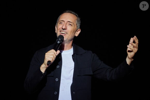 Cet argent sera reversé au "fond spécial 126" mis en place par les autorités marocaines,
Exclusif - Gad Elmaleh - Show Solidarité Maroc, organisé par G.Elmaleh, R.Bougheraba et R.Frayssinet, au Dôme de Paris. Le 2 octobre 2023. Le show a fait salle comble devant 4000 personnes et a rapporté 435 000 euros. L'intégralité des recettes sera reversée au "fond spécial 126". © Cyril Moreau / Bestimage 