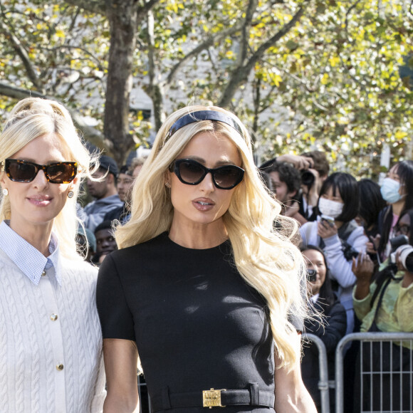 Paris Hilton et sa soeur Nicky Rothschild Hilton - Défilé de mode prêt-à-porter Miu Miu, printemps-été 2024, lors de la Fashion Week de Paris. Le 3 octobre 2023.