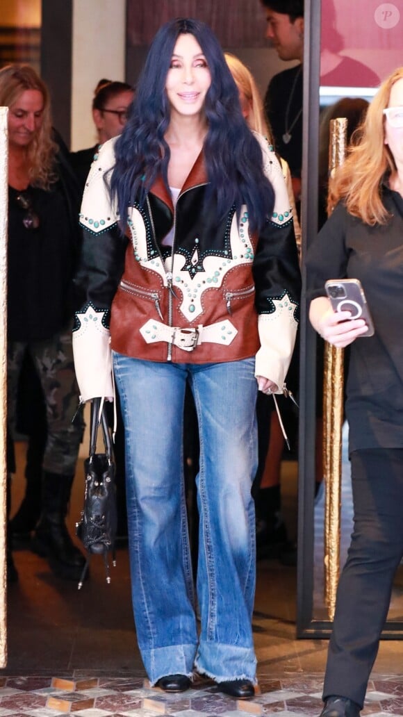 Cher quitte le défilé de mode prêt-à-porter Miu Miu, printemps-été 2024, lors de la Fashion Week de Paris. Le 3 octobre 2023.