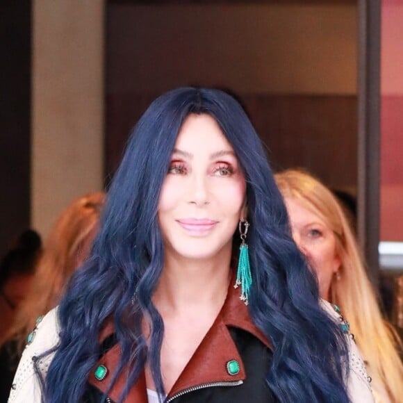 Cher quitte le défilé de mode prêt-à-porter Miu Miu, printemps-été 2024, lors de la Fashion Week de Paris. Le 3 octobre 2023.