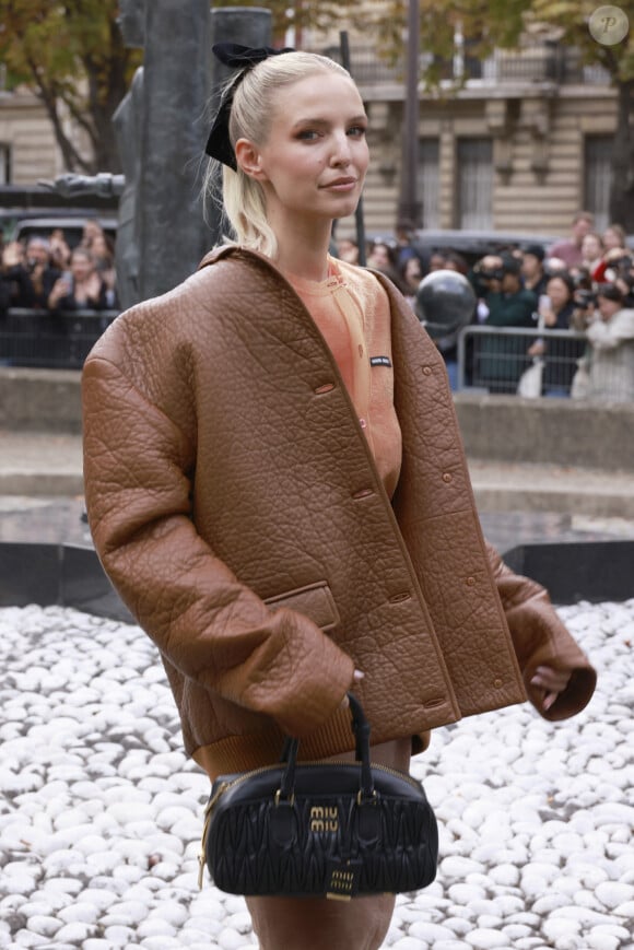 Léonie Hanne - Défilé de mode prêt-à-porter Miu Miu, printemps-été 2024, lors de la Fashion Week de Paris. Le 3 octobre 2023. © Christophe Aubert / Bestimage