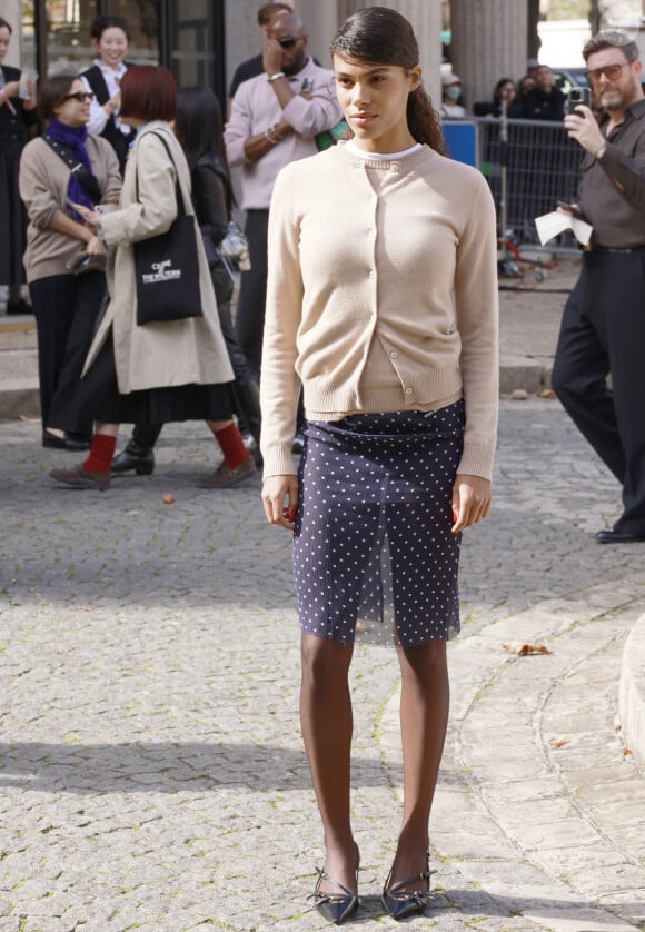 ... et invités tous aussi prestigieux !
Tina Kunakey - Défilé de mode prêt-à-porter Miu Miu, printemps-été 2024, lors de la Fashion Week de Paris. Le 3 octobre 2023. © Christophe Aubert / Bestimage