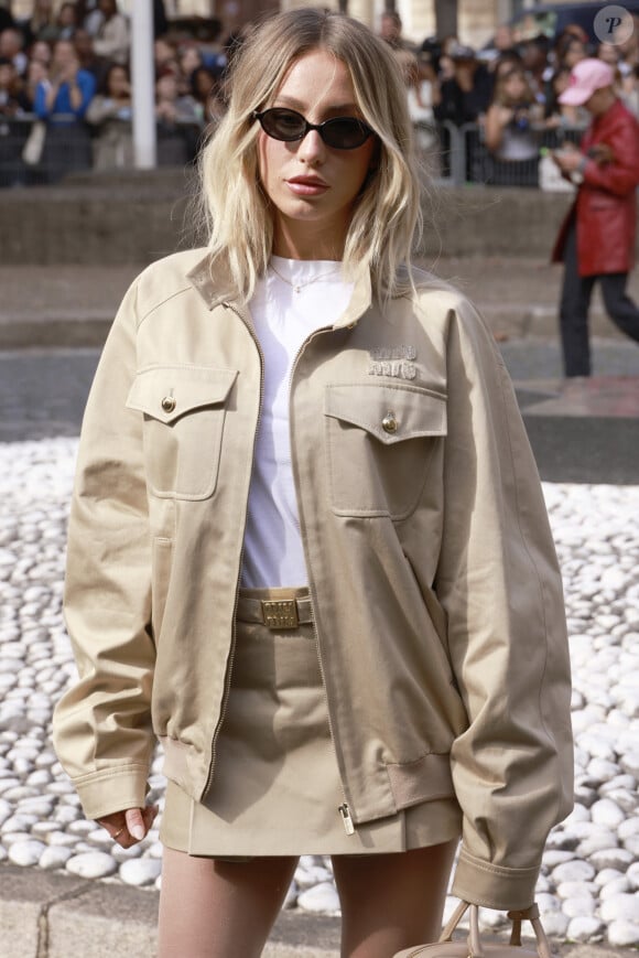 Alix Earle - Défilé de mode prêt-à-porter Miu Miu, printemps-été 2024, lors de la Fashion Week de Paris. Le 3 octobre 2023. © Christophe Aubert / Bestimage